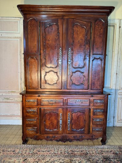 Two-body castle sideboard with side doors for 18th century rifles