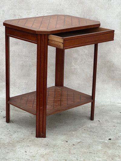 Pedestal table