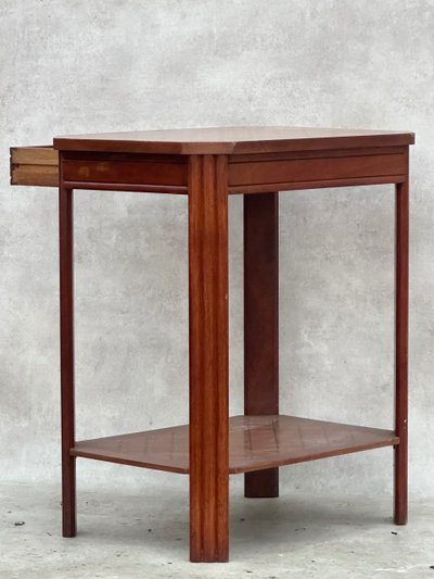 Pedestal table