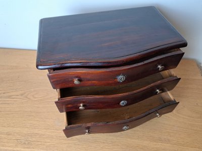 Master's Chest of Drawers, Varnished Wood, Late 18th/early 19th century.