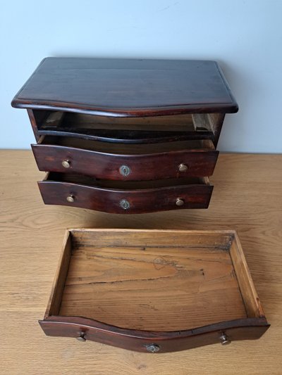 Master's Chest of Drawers, Varnished Wood, Late 18th/early 19th century.