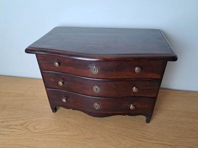 Master's Chest of Drawers, Varnished Wood, Late 18th/early 19th century.