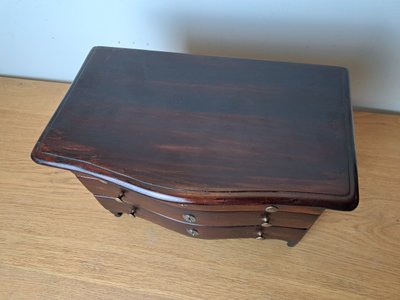 Master's Chest of Drawers, Varnished Wood, Late 18th/early 19th century.