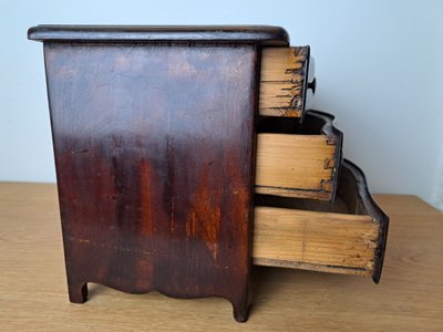 Master's Chest of Drawers, Varnished Wood, Late 18th/early 19th century.