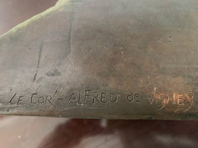 Sculpture En Bronze Montagne Des Pyrénées Au Poème d'Alfred De Vignyflag