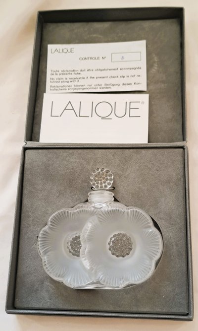 Women's box set of Lalique perfume bottle, two flowers model