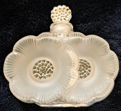 Women's box set of Lalique perfume bottle, two flowers model