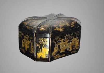 19TH CENTURY CHINESE LACQUER TEA BOX DECORATED WITH ANIMATED SCENES OF CHARACTERS