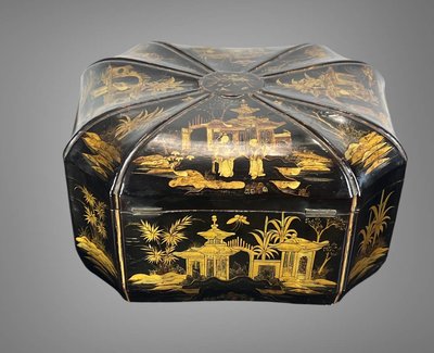 19TH CENTURY CHINESE LACQUER TEA BOX DECORATED WITH ANIMATED SCENES OF CHARACTERS