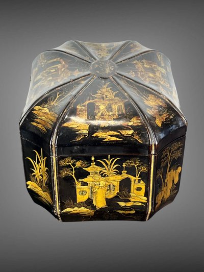 19TH CENTURY CHINESE LACQUER TEA BOX DECORATED WITH ANIMATED SCENES OF CHARACTERS