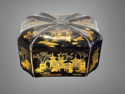 19TH CENTURY CHINESE LACQUER TEA BOX DECORATED WITH ANIMATED SCENES OF CHARACTERS