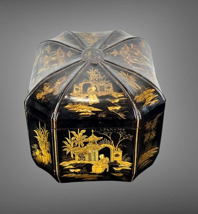 19TH CENTURY CHINESE LACQUER TEA BOX DECORATED WITH ANIMATED SCENES OF CHARACTERS