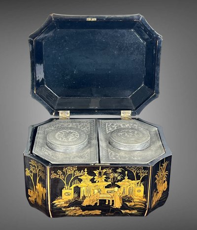 19TH CENTURY CHINESE LACQUER TEA BOX DECORATED WITH ANIMATED SCENES OF CHARACTERS