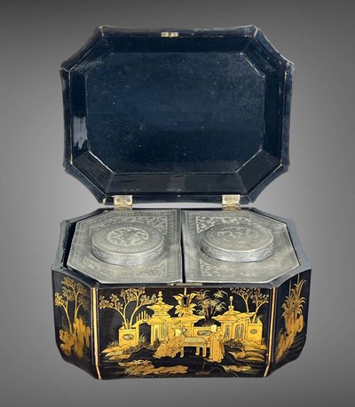 19TH CENTURY CHINESE LACQUER TEA BOX DECORATED WITH ANIMATED SCENES OF CHARACTERS