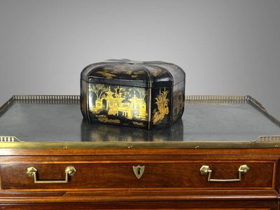 19TH CENTURY CHINESE LACQUER TEA BOX DECORATED WITH ANIMATED SCENES OF CHARACTERS