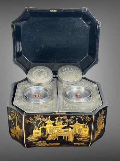 19TH CENTURY CHINESE LACQUER TEA BOX DECORATED WITH ANIMATED SCENES OF CHARACTERS