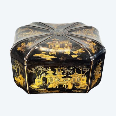 19TH CENTURY CHINESE LACQUER TEA BOX DECORATED WITH ANIMATED SCENES OF CHARACTERS