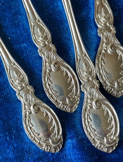 6 oyster forks.