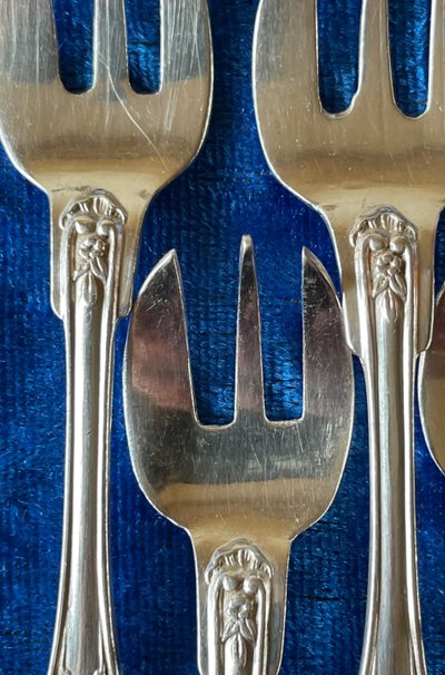 6 oyster forks.