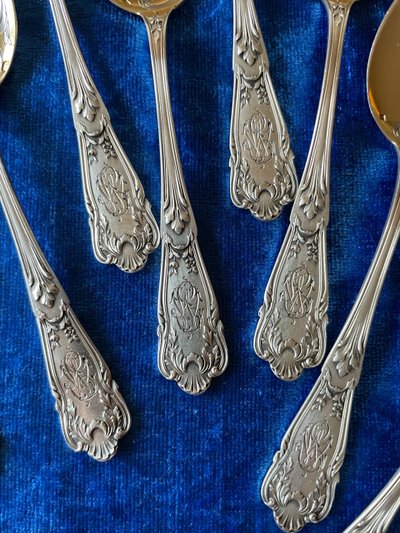 12 ice cream spoons.