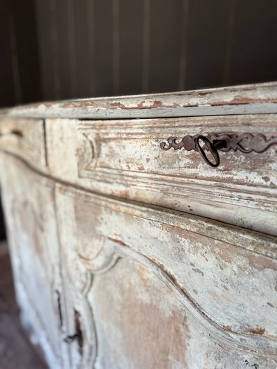 Louis XV curved sideboard dating from the beginning of the 18th century, south of France, beautiful polychromy