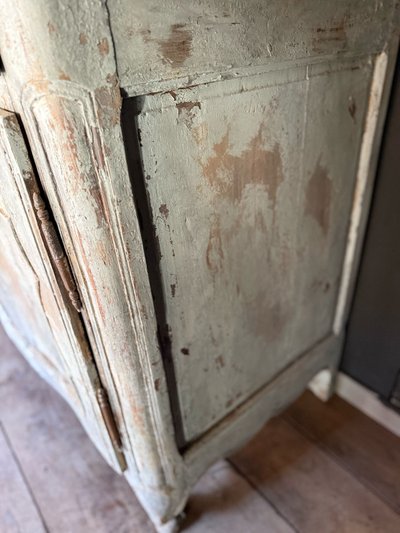 Louis XV curved sideboard dating from the beginning of the 18th century, south of France, beautiful polychromy