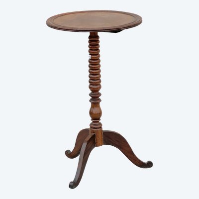 Tripod pedestal table