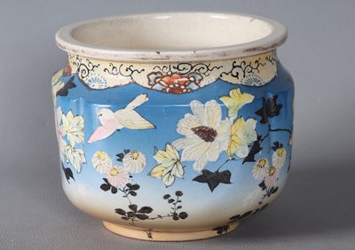 Large Chinese porcelain cache pot, Hibiscus motif, circa 1900