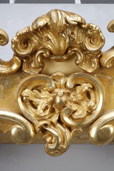 IMPORTANT PAIR OF CARVED AND GILDED WOOD WINDOW VALANCES