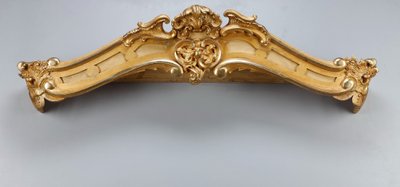 IMPORTANT PAIR OF CARVED AND GILDED WOOD WINDOW VALANCES