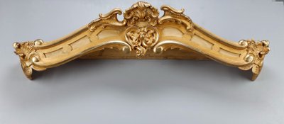 IMPORTANT PAIR OF CARVED AND GILDED WOOD WINDOW VALANCES