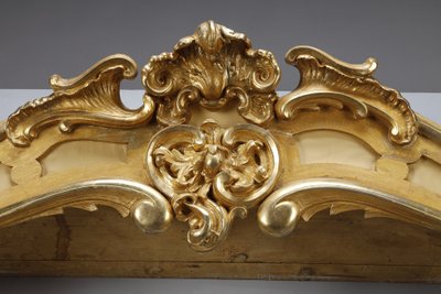 IMPORTANT PAIR OF CARVED AND GILDED WOOD WINDOW VALANCES