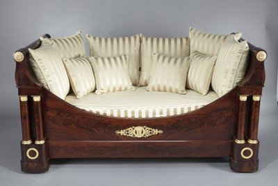 PERIOD RESTORATION BED WITH CANOPY