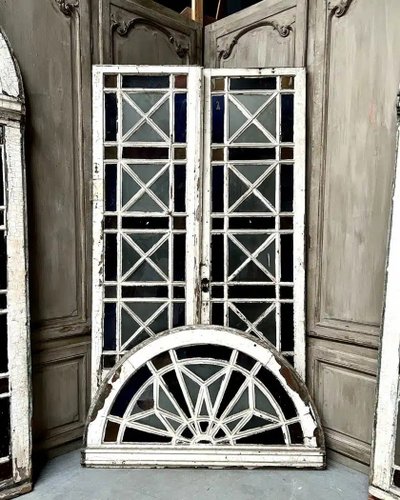 Double orangery door and its pair of colored glass bay windows