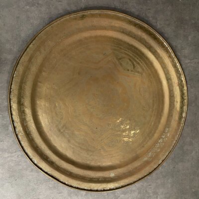 Large engraved oriental tea tray in copper or brass 20th century 96 cm