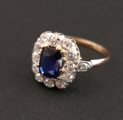 Ring adorned with a sapphire and diamonds, gold and platinum.