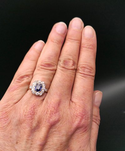 Ring adorned with a sapphire and diamonds, gold and platinum.