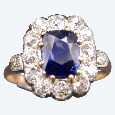 Ring adorned with a sapphire and diamonds, gold and platinum.