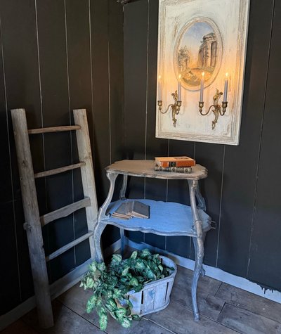 Élément de boiserie datant du 18e siècle très décoratif avec encadrement à perles peinture et bougeo