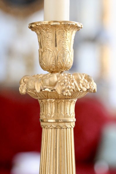 Pair of candlesticks in gilded and chiseled bronze