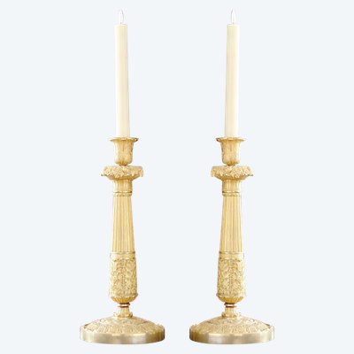 Pair of candlesticks in gilded and chiseled bronze