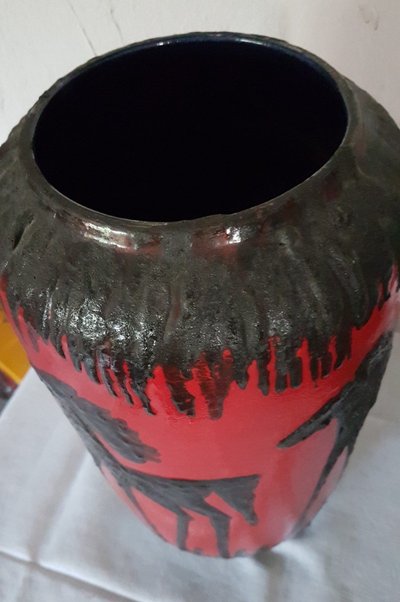 Grande vaso in ceramica proveniente da Scheurich, Germania, con motivo a cavallo.