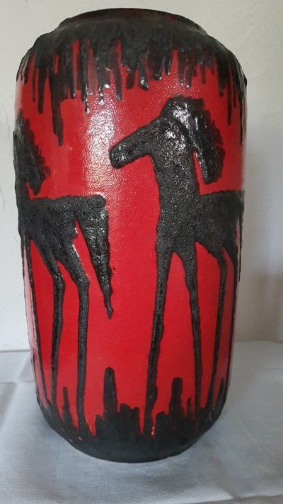 Grande vaso in ceramica proveniente da Scheurich, Germania, con motivo a cavallo.