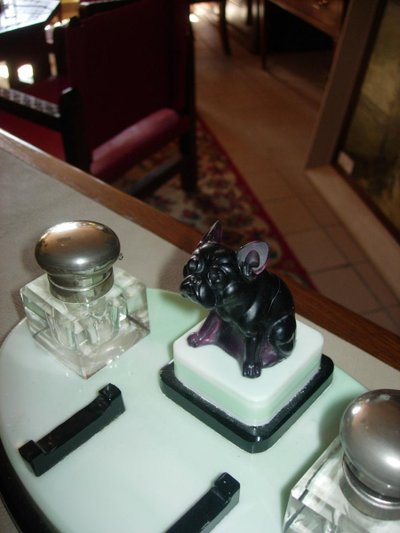 Glass paste inkwell with a small dog - Art Deco period