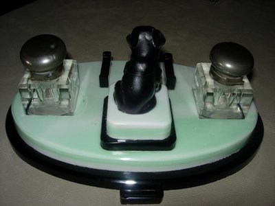 Glass paste inkwell with a small dog - Art Deco period