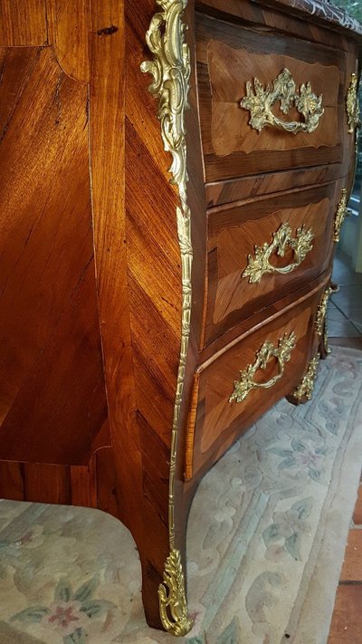 Louis XV chest of drawers in marquetry stamped J.g. Schlichtig, 18th century.