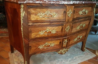 Louis XV chest of drawers in marquetry stamped J.g. Schlichtig, 18th century.