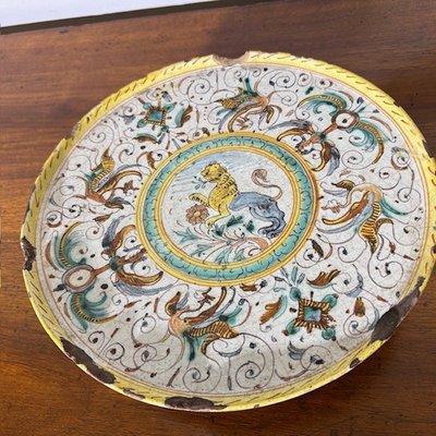 Ancient Deruta crespina plate with Lion early 17th century majolica. Diameter cm 24