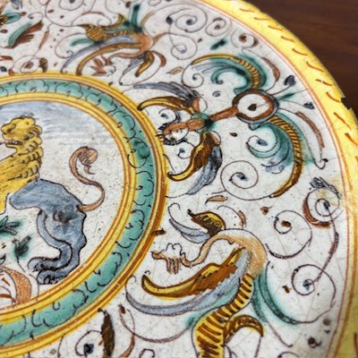 Ancient Deruta crespina plate with Lion early 17th century majolica. Diameter cm 24