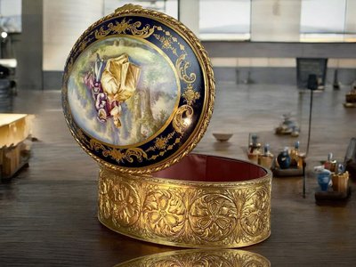 SEVRES PORCELAIN AND BRASS/BRONZE BOX WITH GALANTE SCENE DECORATION